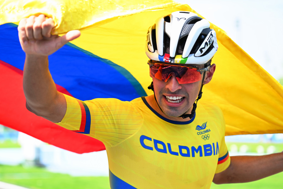 亚庆祝获胜, 队选手费里, 和法国队选